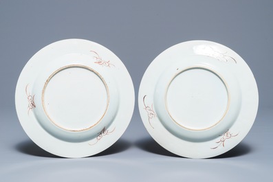 Een Chinees famille rose bassin en een paar borden met decor van kostbaarheden, Qianlong