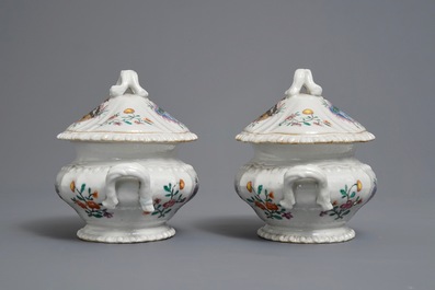 Une paire de terrines en porcelaine de Chine famille rose pour le march&eacute; hollandais, blasons de Nauta Beuckens et Swalue, Qianlong