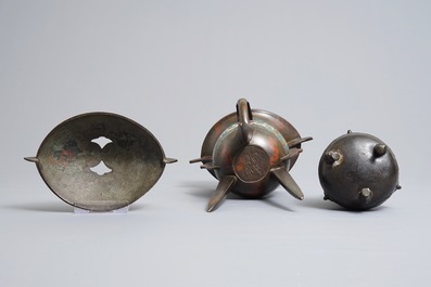 Un vase tripod et une coupe jue en bronze et &eacute;maux cloisonn&eacute;s, Chine, 18/19&egrave;me