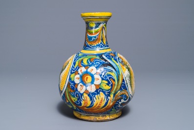 Een apothekersfles in Italiaanse majolica, Veneti&euml;, 2e helft 16e eeuw