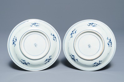 Een paar Japanse blauwwitte borden met spelende jongens, Arita, Edo, 18e eeuw
