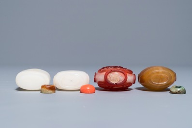 Eight various glass snuff bottles, 19/20th C.