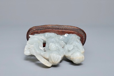 A Chinese jade group of two ladies and two reticulated buttons, 19/20th C.