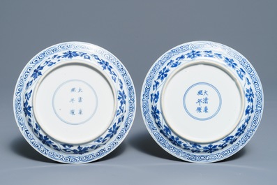 Een paar Chinese blauwwitte drakenborden, Kangxi merk en periode