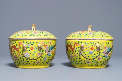 Une paire de terrines couvertes en porcelaine de Chine famille jaune, 19&egrave;me