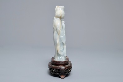 A Chinese jade group of two ladies and two reticulated buttons, 19/20th C.