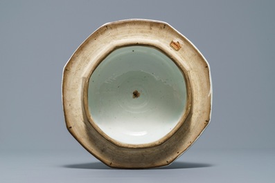 Un grand vase couvert en porcelaine de Chine bleu et blanc, Kangxi