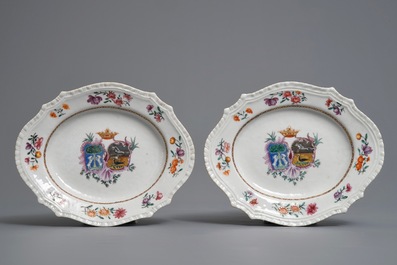 Une paire de terrines en porcelaine de Chine famille rose pour le march&eacute; hollandais, blasons de Nauta Beuckens et Swalue, Qianlong