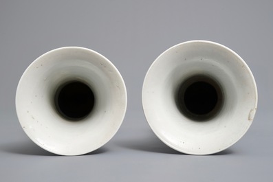 Une paire de vases de forme gu en porcelaine de Chine famille verte sur fond bleu, marque de Kangxi, 19&egrave;me