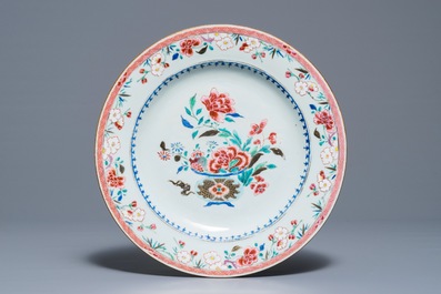 Drie Chinese famille rose schotels met bloemvazen, Qianlong