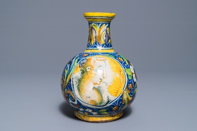 Een apothekersfles in Italiaanse majolica, Veneti&euml;, 2e helft 16e eeuw