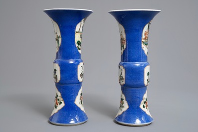 Une paire de vases de forme gu en porcelaine de Chine famille verte sur fond bleu, marque de Kangxi, 19&egrave;me