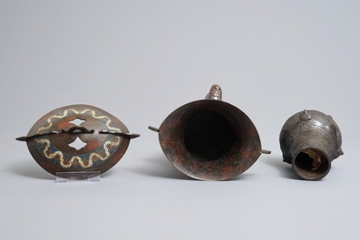 Un vase tripod et une coupe jue en bronze et &eacute;maux cloisonn&eacute;s, Chine, 18/19&egrave;me