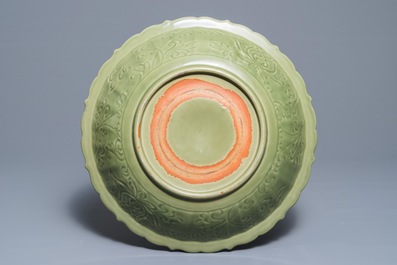 Un plat en porcelaine de Chine c&eacute;ladon de Longquan &agrave; d&eacute;cor incis&eacute;, Ming