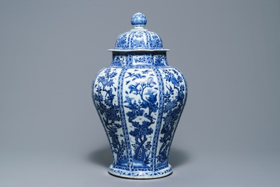 Un grand vase couvert en porcelaine de Chine bleu et blanc, Kangxi