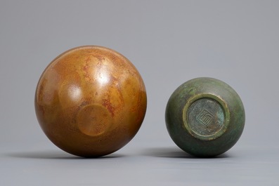 Two fine Japanese bronze vases, Showa, 20th C.