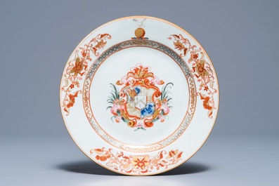 Twee Chinese famille rose wapenschotels voor de Engelse markt, Yongzheng/Qianlong