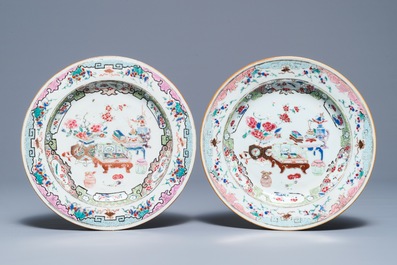 Een Chinees famille rose bassin en een paar borden met decor van kostbaarheden, Qianlong