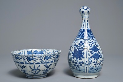 Un bol, un vase et une coupe en porcelaine de Chine bleu et blanc, Wanli