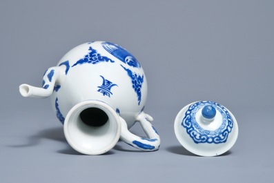 Une verseuse couverte en porcelaine de Chine bleu et blanc, Kangxi