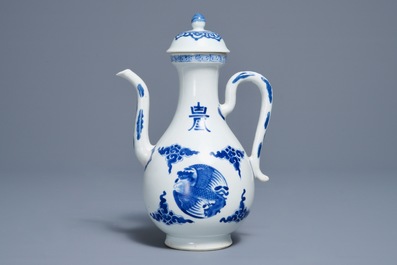 Une verseuse couverte en porcelaine de Chine bleu et blanc, Kangxi
