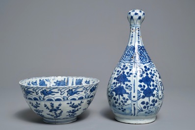 Un bol, un vase et une coupe en porcelaine de Chine bleu et blanc, Wanli