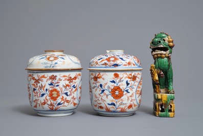 Une paire de pots couverts de style Imari, une coupe famille verte et un lion sancai en porcelaine de Chine, Kangxi