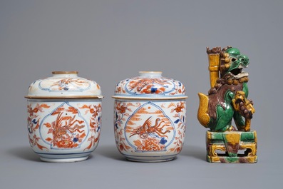 Une paire de pots couverts de style Imari, une coupe famille verte et un lion sancai en porcelaine de Chine, Kangxi