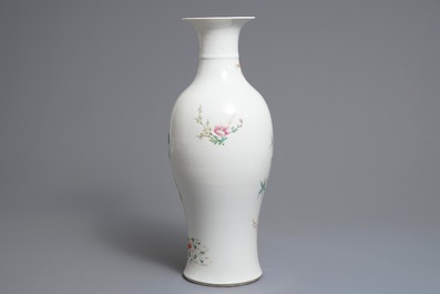 A Chinese famille rose vase with floral design, 19/20th C.