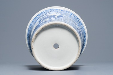 Twee Chinese famille rose schotels, een blauwwitte cachepot en negen Canton schotels, 19e eeuw