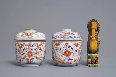 Une paire de pots couverts de style Imari, une coupe famille verte et un lion sancai en porcelaine de Chine, Kangxi