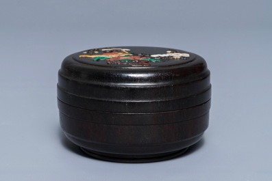 Une bo&icirc;te &agrave; cire en bois incrust&eacute; et avec inscription, Chine, 18/19&egrave;me