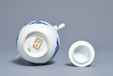 Une verseuse couverte en porcelaine de Chine bleu et blanc, Kangxi