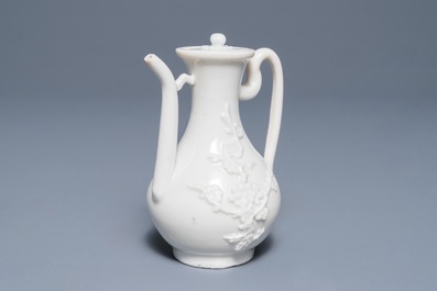 Une verseuse &agrave; vin en porcelaine blanc de Chine de Dehua &agrave; d&eacute;cor appliqu&eacute;, Kangxi