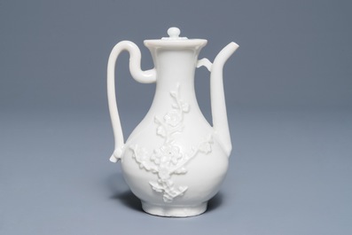 Une verseuse &agrave; vin en porcelaine blanc de Chine de Dehua &agrave; d&eacute;cor appliqu&eacute;, Kangxi