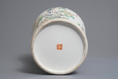A Chinese famille rose vase with floral design, 19/20th C.