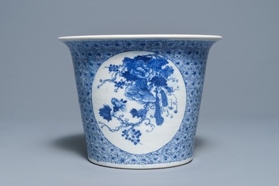 Twee Chinese famille rose schotels, een blauwwitte cachepot en negen Canton schotels, 19e eeuw