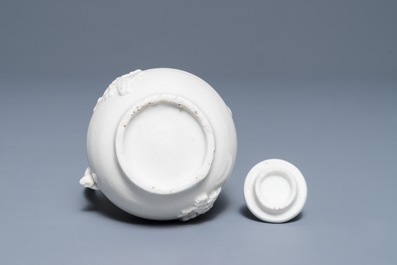Une verseuse &agrave; vin en porcelaine blanc de Chine de Dehua &agrave; d&eacute;cor appliqu&eacute;, Kangxi