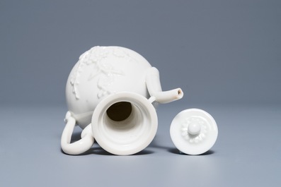 Une verseuse &agrave; vin en porcelaine blanc de Chine de Dehua &agrave; d&eacute;cor appliqu&eacute;, Kangxi