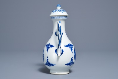 Une verseuse couverte en porcelaine de Chine bleu et blanc, Kangxi