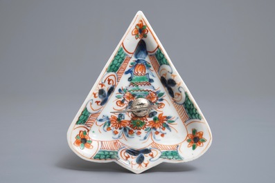 Une paire de pots couverts de style Imari, une coupe famille verte et un lion sancai en porcelaine de Chine, Kangxi