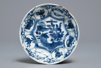 Un bol, un vase et une coupe en porcelaine de Chine bleu et blanc, Wanli