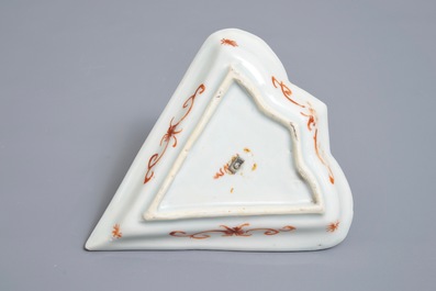 Une paire de pots couverts de style Imari, une coupe famille verte et un lion sancai en porcelaine de Chine, Kangxi