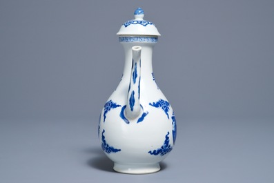 Une verseuse couverte en porcelaine de Chine bleu et blanc, Kangxi