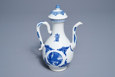 Une verseuse couverte en porcelaine de Chine bleu et blanc, Kangxi