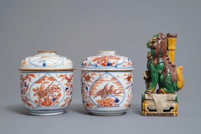 Une paire de pots couverts de style Imari, une coupe famille verte et un lion sancai en porcelaine de Chine, Kangxi