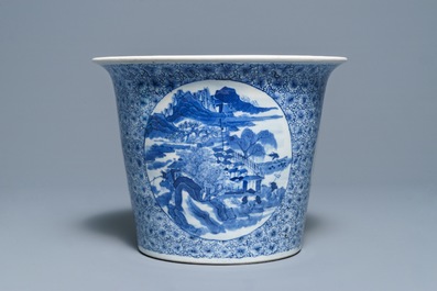 Twee Chinese famille rose schotels, een blauwwitte cachepot en negen Canton schotels, 19e eeuw