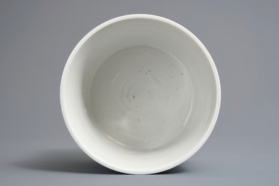 Un pot &agrave; pinceaux en porcelaine de Chine doucai &agrave; d&eacute;cor d'un &eacute;l&eacute;phant, 19/20&egrave;m