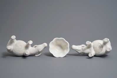 Deux mod&egrave;les de joueurs de flute sur buffles et une tasse &agrave; vin en porcelaine blanc de Chine, 18/19&egrave;me