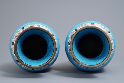 Une paire de vases en &eacute;maux cloisonn&eacute;s &agrave; fond bleu l&eacute;ger, Japon, Meiji, 19&egrave;me